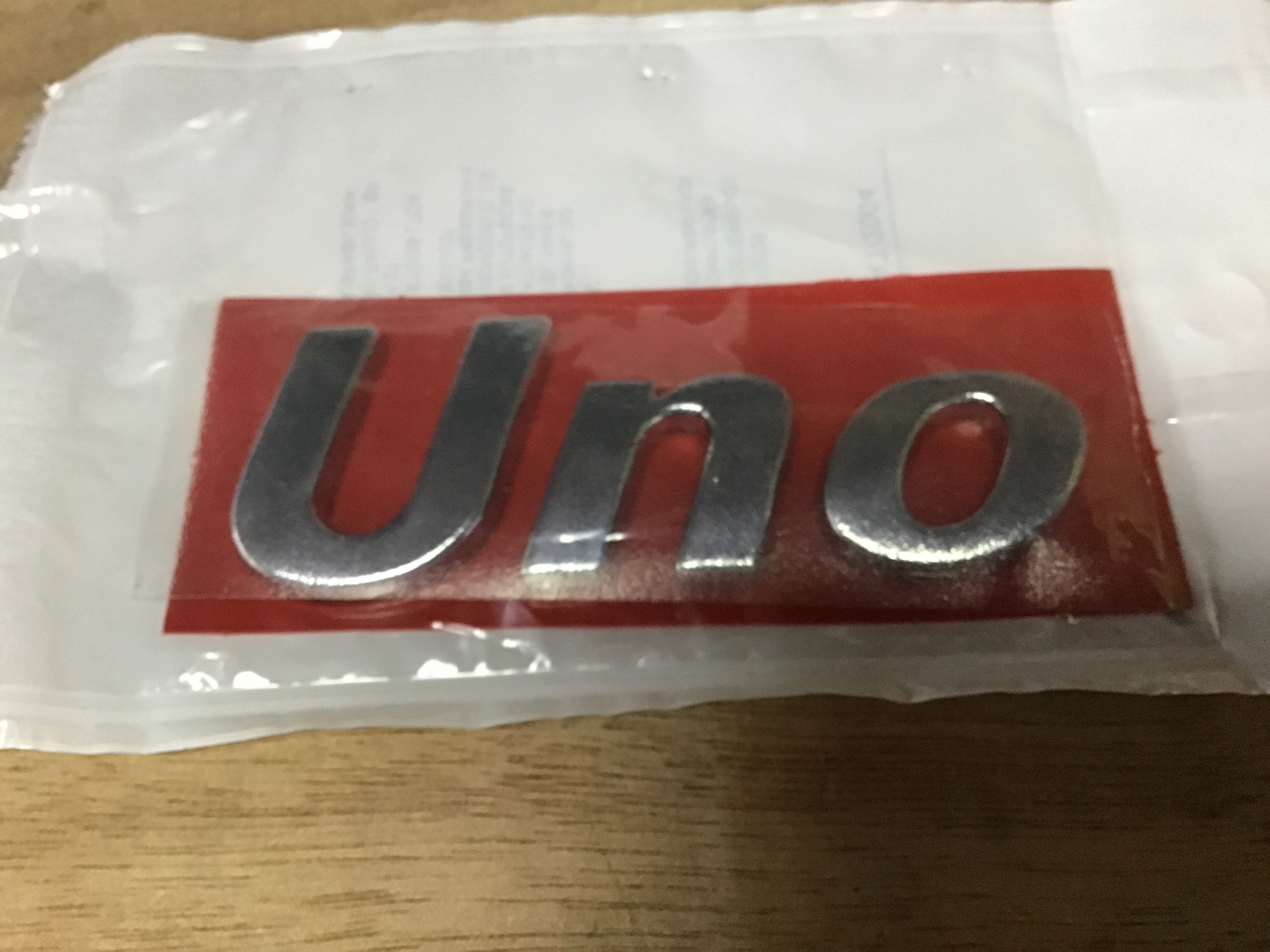 EMBLEMA ¨UNO¨CROMADO DE MALETA